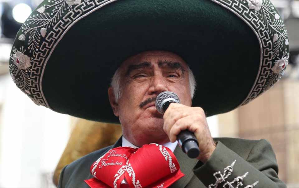 Vicente Fernández en terapia intensiva