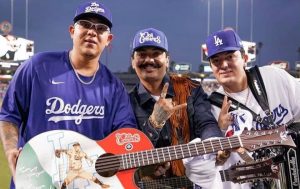 Los 2 Carnales asisten a juego de los Dodgers y cantan algunos éxitos 0