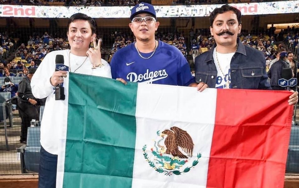 Los 2 Carnales asisten a juego de los Dodgers y cantan algunos éxitos