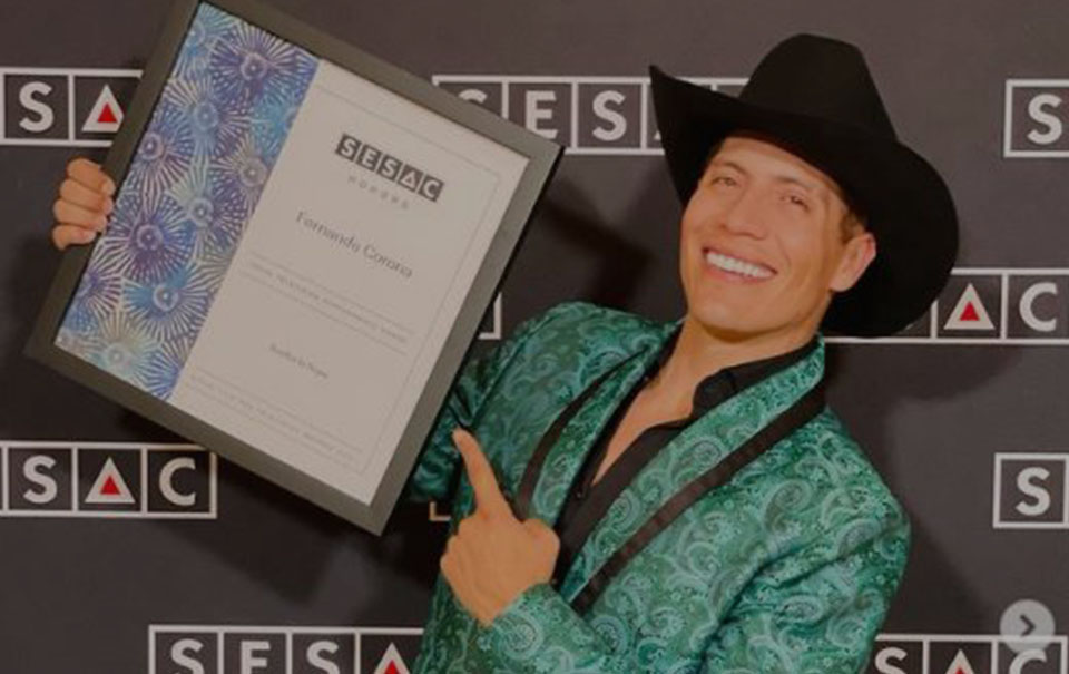 Fer Corona recibe premio como compositor por la SESAC latina