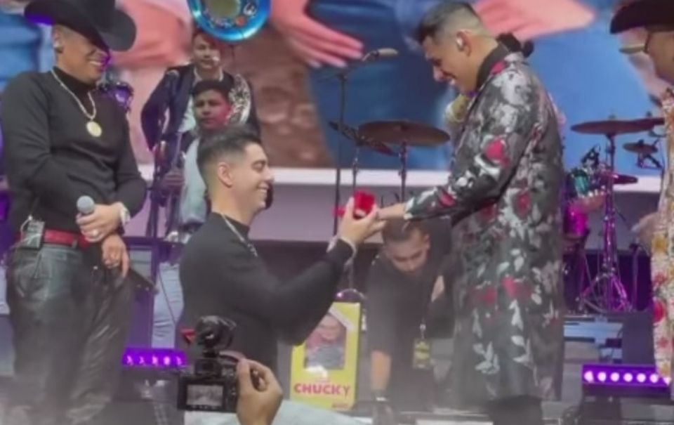 ¡Habrá Boda! Jhonny Caz recibe anillo de compromiso en show de Firme