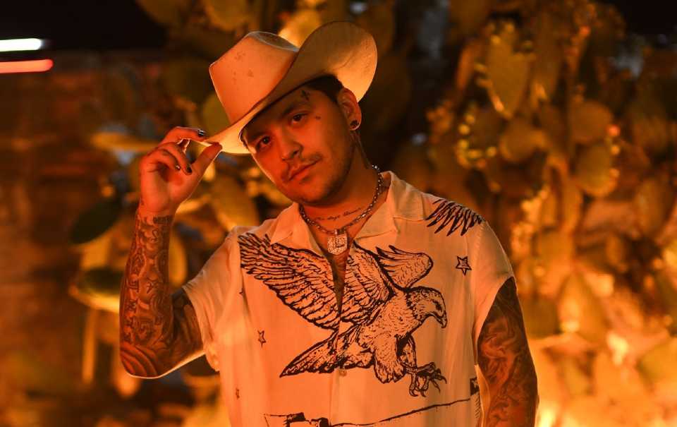 Christian Nodal se volvió a tatuar en la cara