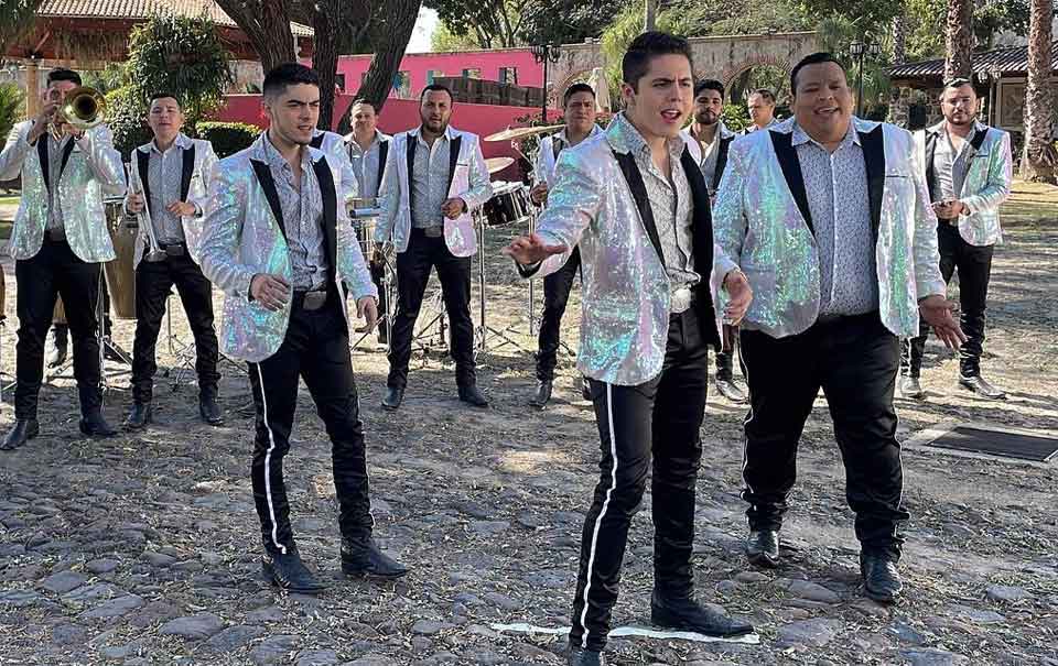 Vocalista de Los Sebastianes sube atrevido video y le llueven piropos