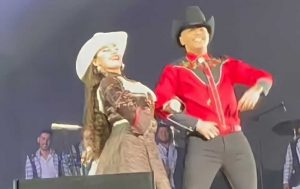 Eduin Caz baila Danza Folklórica en el Foro Sol