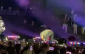 EduinCaz se cae mientras bailaba