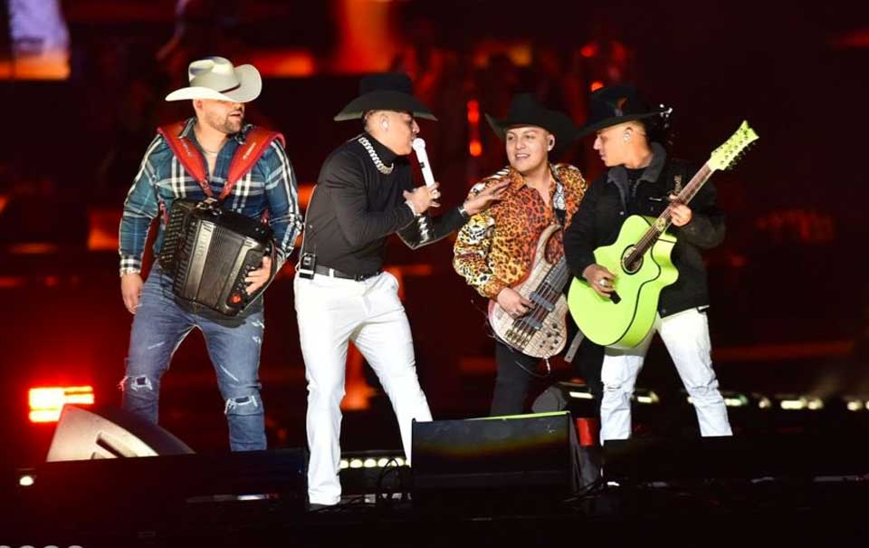 Grupo Firme recibe multa en su primer concierto en el Foro Sol