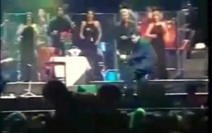 Juan Gabriel sufe accidente durante un concierto