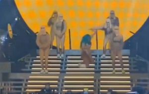 Karol G se cae de las escaleras