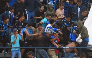 Aficionados de Querétaro golpean a una persona en las gradas 