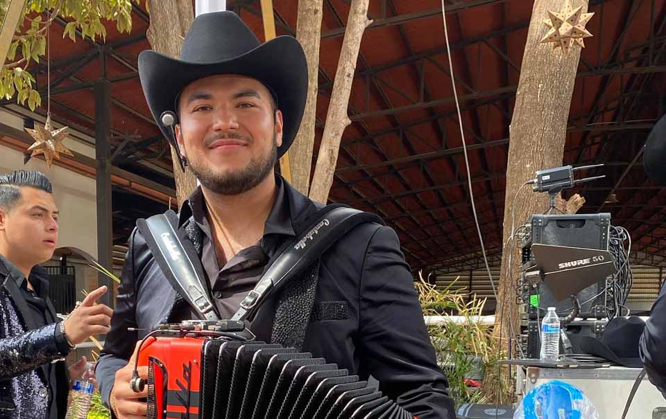 ¿Quién es Ángel Saucedo, vocalista y acordeonista de Calibre 50?