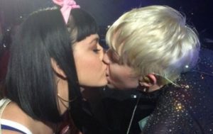 beso, Katy Perry, Miley Cyrus