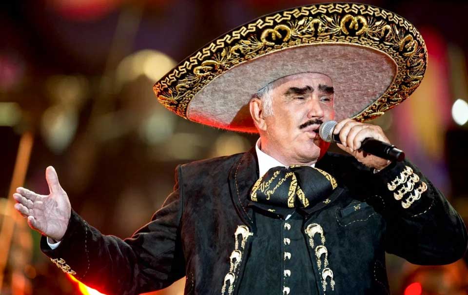 Vicente Fernández gana Grammy póstumo y presentador la riega