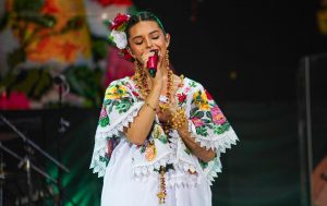 Ángela Aguilar, traje típico Yucatán