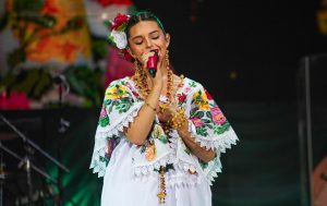 Ángela Aguilar, traje típico Yucatán