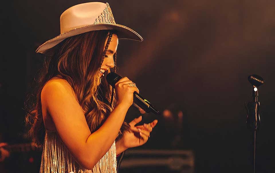 Camila Fernández canta con mariachi en el Corona Capital