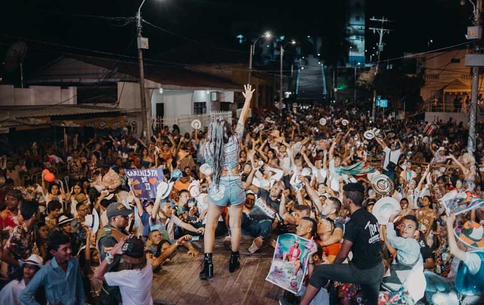 Cantante acosa a famosa en pleno escenario