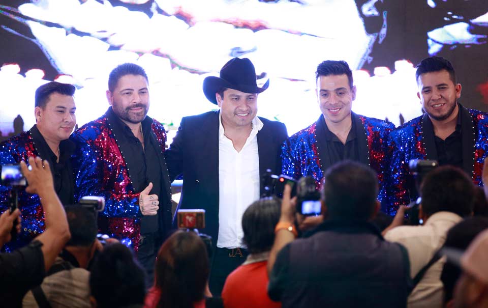 Julión Álvarez lanza “Una Raya Más al Tigre” dueto con Banda Elemental