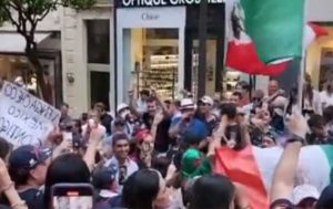 Mexicanos celebran al ritmo de "La Chona". 