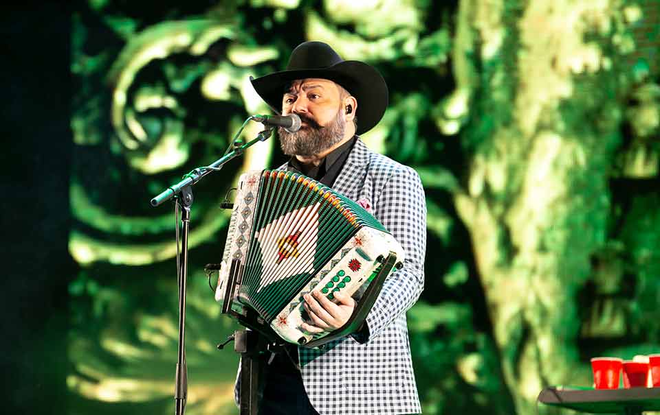 Ricky Muñoz de Intocable interrumpe varias veces su concierto por ir al baño