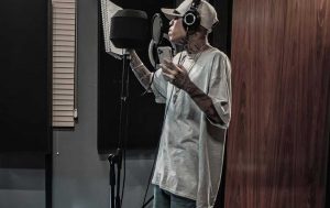 Santa Fe Klan en su estudio de Guadalajara