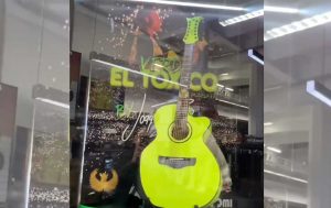 Guitarra de Grupo Firme 