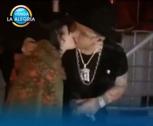 Christian Nodal, beso, cazzu