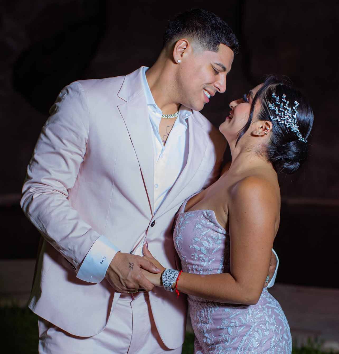 eduin-caz-esposa-daisy-anahy-boda-oro
