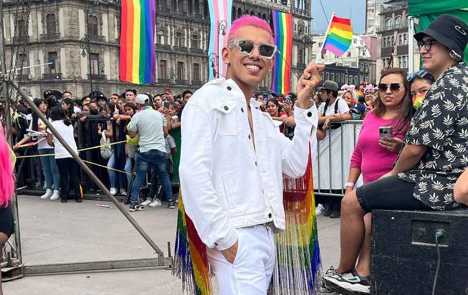 Coronan a Jhonny Caz de Grupo Firme como el rey de la marcha del orgullo LGBTT+