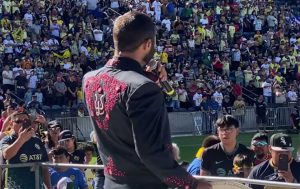 Leonardo Aguilar canta el Himno Nacional en Chicago