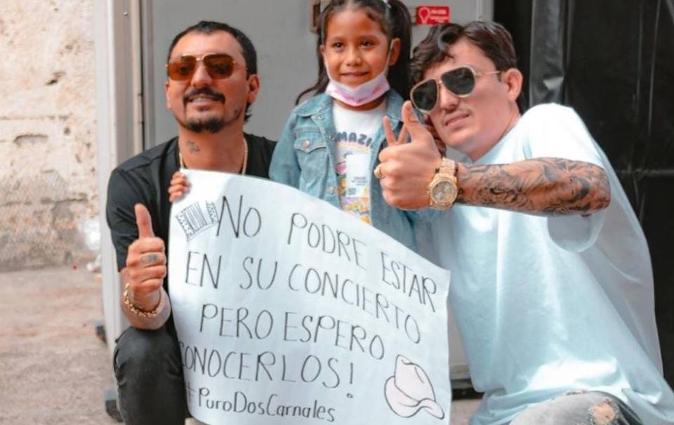 los-dos-carnales-con-sus-fans