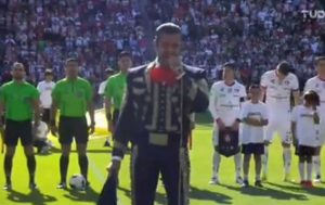 Pablo Montero se equivoca al cantar el Himno Nacional 