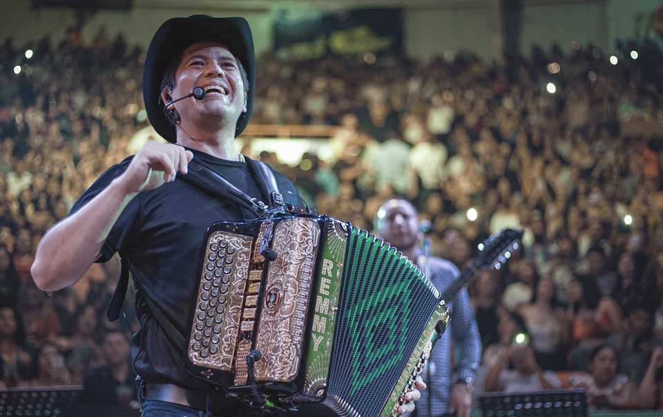 Remmy Valenzuela se lanza contra Christian Nodal