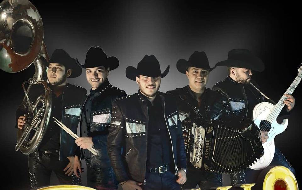 Colmillo Norteño se deja consentir por las fans en el escenario