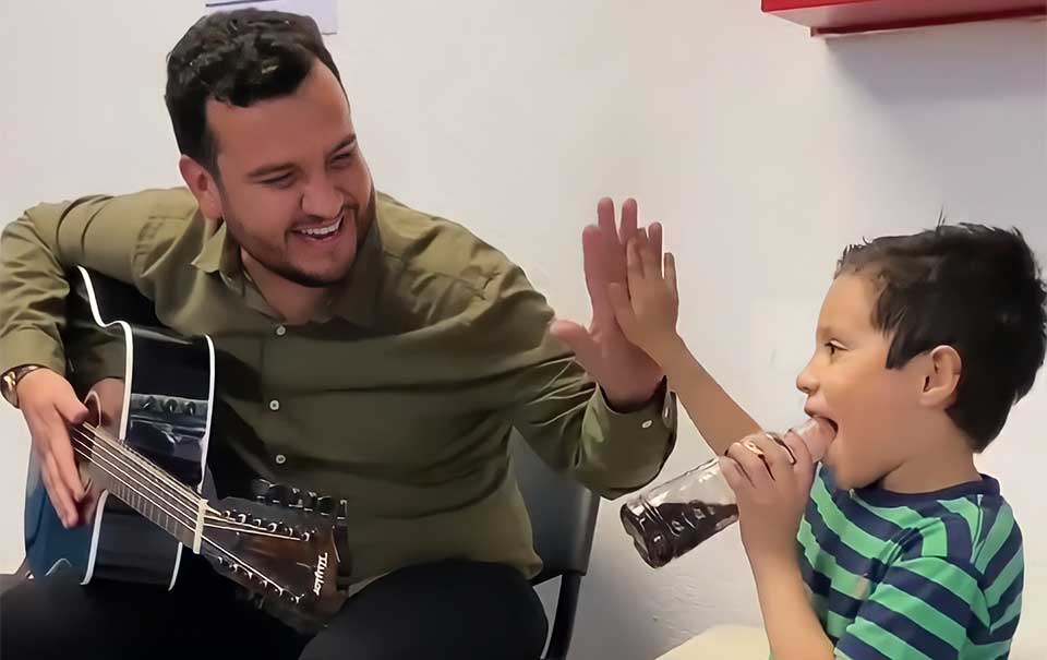 Edén Muñoz le canta a niños del DIF de Monterrey