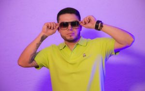 Lenin Ramírez confiesa que fans lo besaron a fuerza; hasta lo mordieron