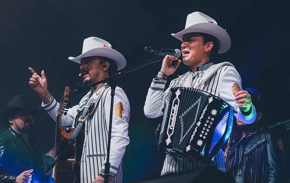 #Video: Hombre armado intenta intimidar a Los Dos Carnales en pleno concierto