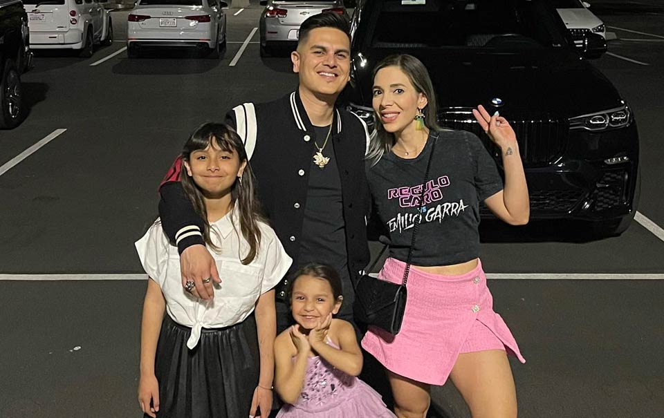 Hijas, Regulo Caro, Familia, medio Artístico