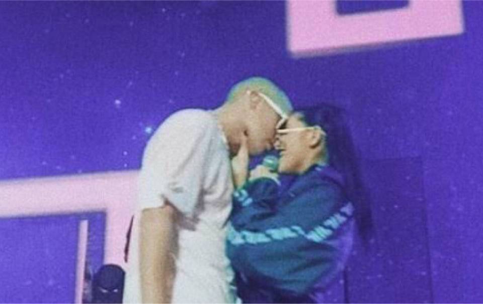 bad-bunny-cazzu-beso