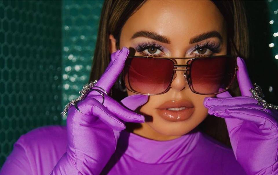 Chiquis Rivera se tatúa la boca y algo le sale mal; así luce