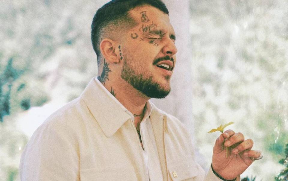 Christian Nodal confirma que sí se quitó los tatuajes