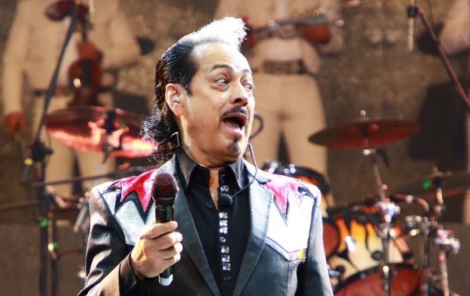 Fan se abalanza sobre Hernán Hernández de Los Tigres del Norte