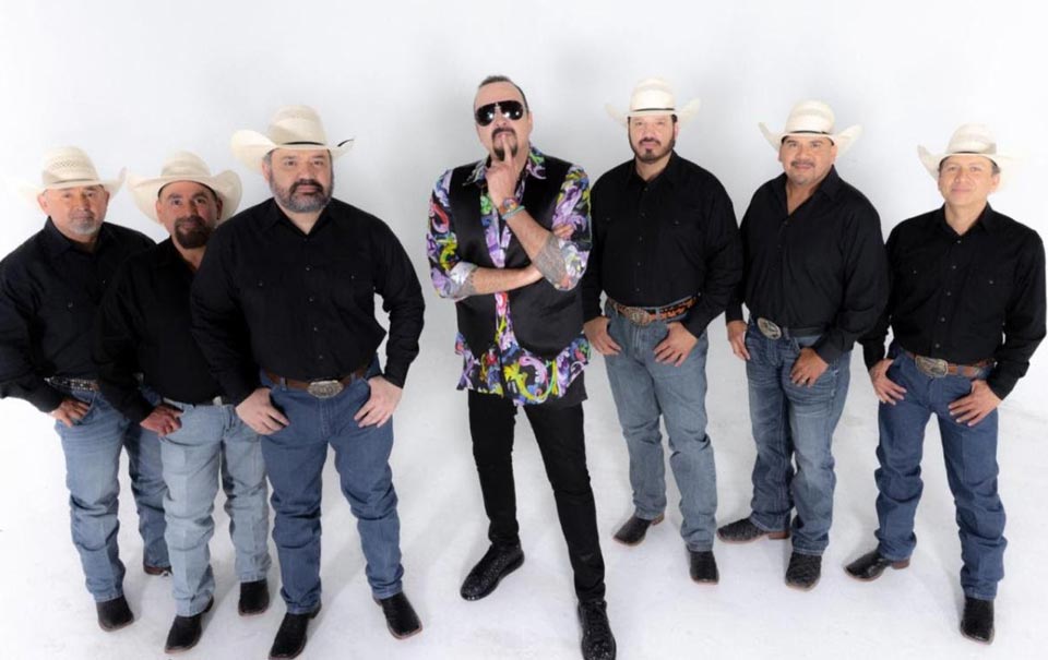 Pepe Aguilar e Intocable conquistan al público con “No me hablen de amor”