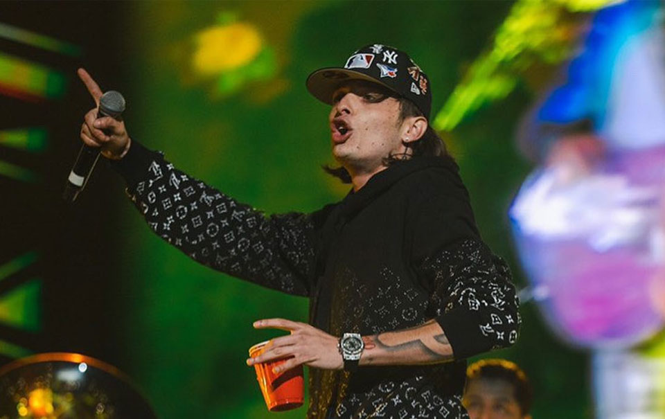 Peso Pluma se coloca a lado de Red Hot Chili Peppers