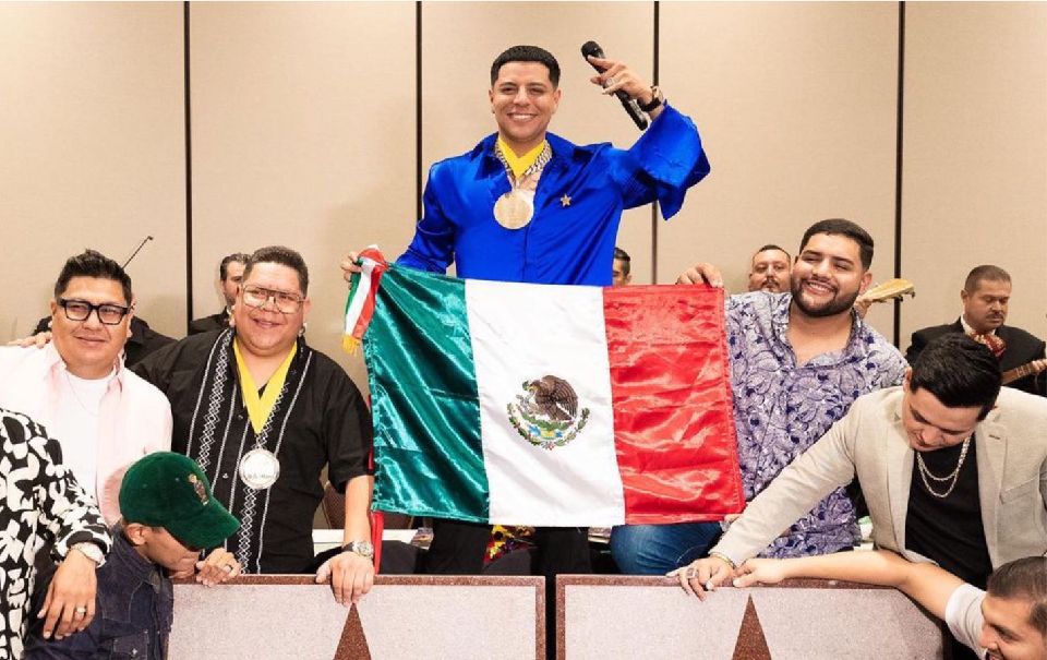 Grupo Firme recibe su estrella en el Paseo de la Fama de Las Vegas