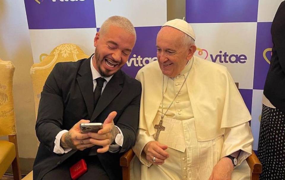 J Balvin y el Papa Francisco: Así fue su divertido encuentro