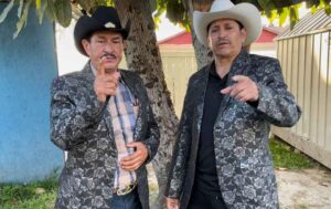 Lupe Tijerina Martínez y su hijo