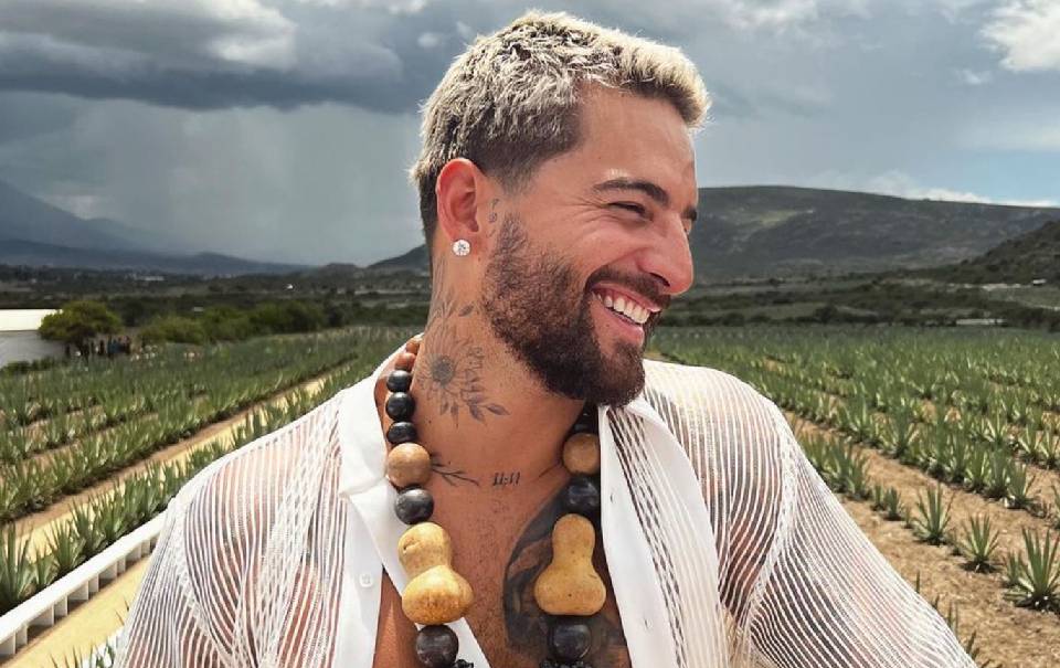 Maluma baila con bastón, tras delicada cirugía