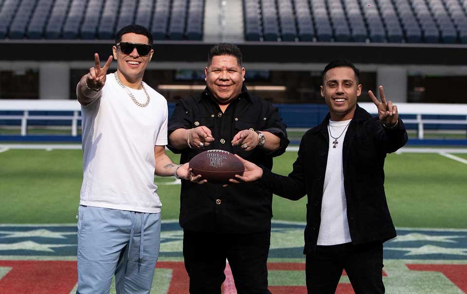 Grupo Firme es blanco de críticas por su show en la NFL