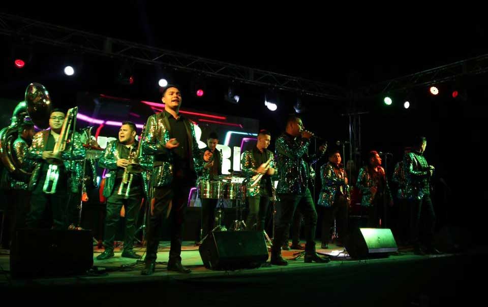 Pantalla LED cae sobre los integrantes de esta popular banda