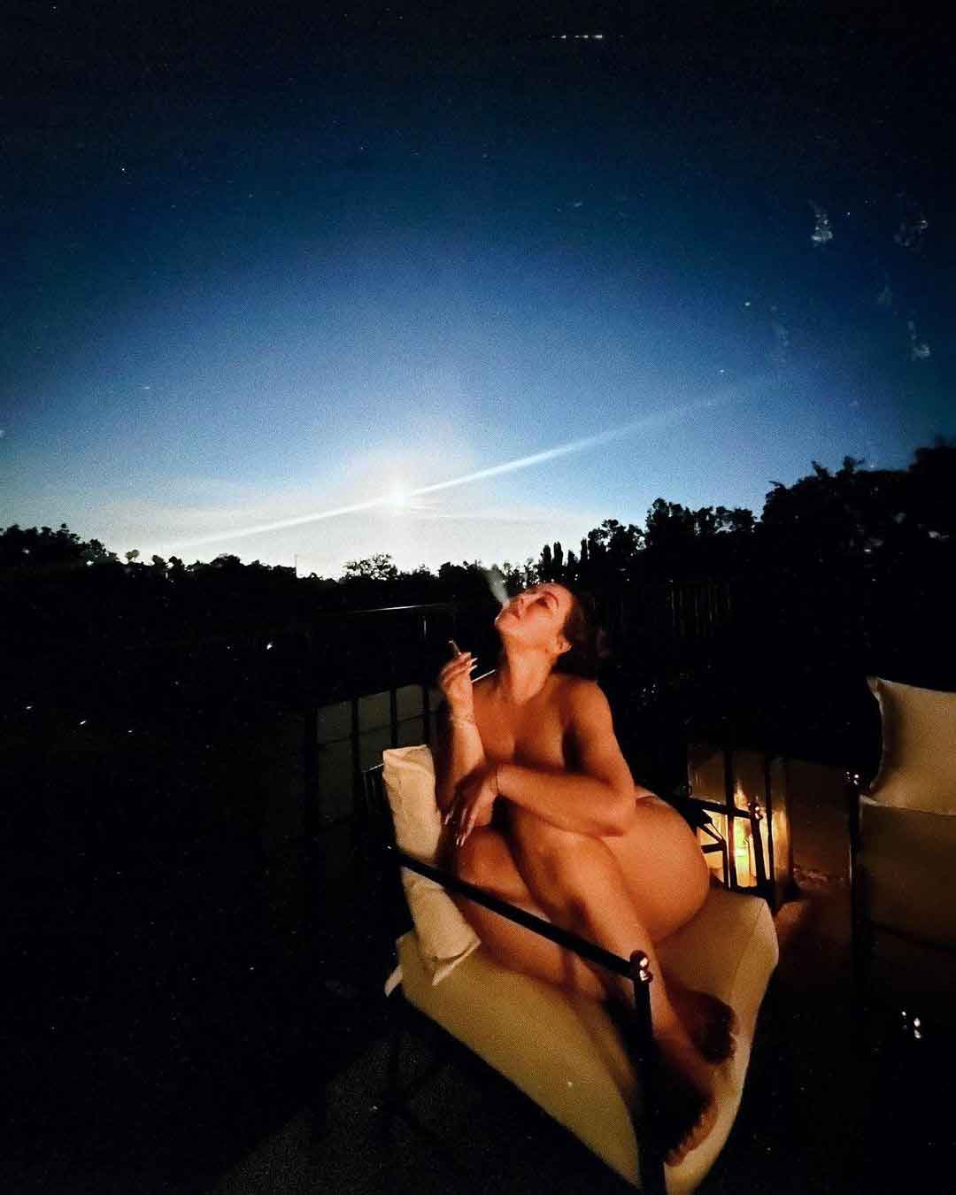 Posó bajo la luz de la luna, sin una sola prenda y con cigarro. Foto: IG Chiquis Rivera